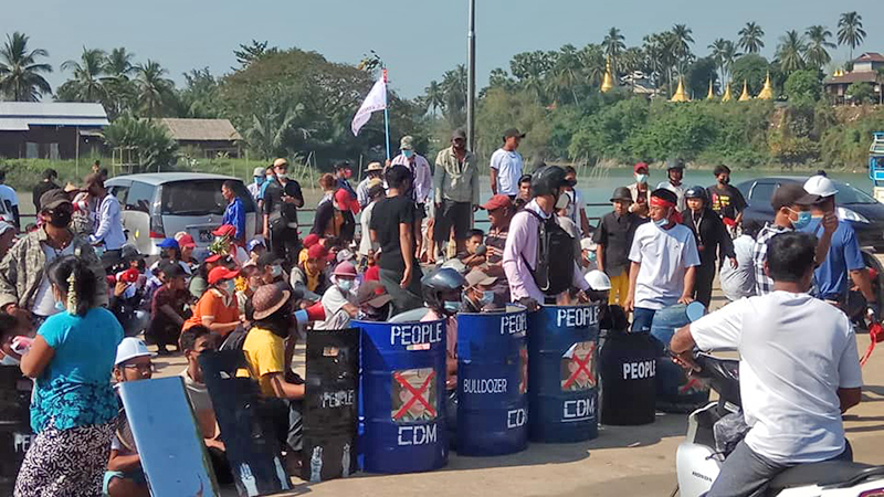 ရေးမြို့ ဆန္ဒပြပွဲကို ရဲနှင့်စစ်တပ်က မျက်ရည်ယိုဗုံးများဖြင့် ပစ်ခတ်ဖြိုခွင်း