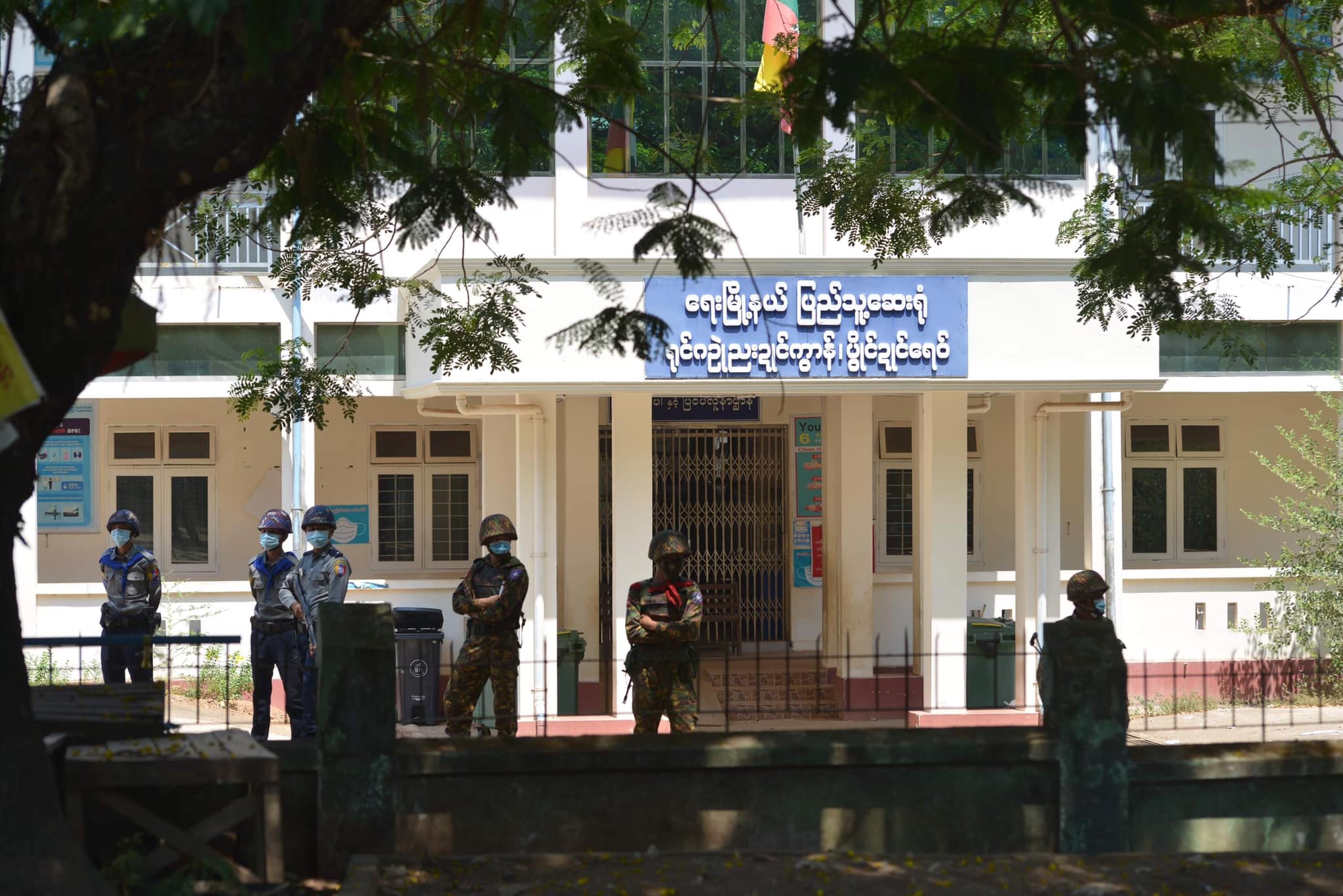 ရေးမြို့ပြည်သူ့ဆေးရုံ၌ တပ်ချထားသည့်အပေါ် ဒေသခံများသံပုံးတီးကန့်ကွက်၊ ရဲက သေနတ်ပစ် လူစုခွဲ