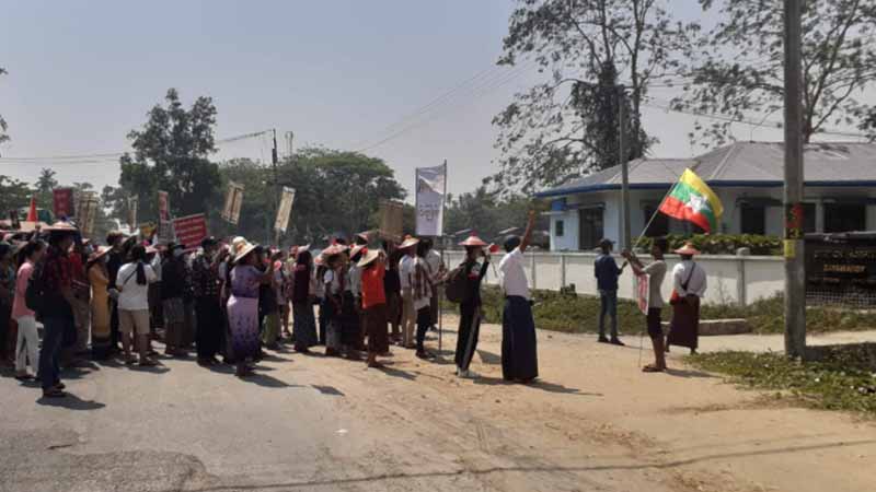 ဇေယျဝတီမြို့ဆေးရုံကို ရဲနှင့်စစ်တပ် လာရောက်သဖြင့် ပြည်သူများက ဆန္ဒပြကန့်ကွက်