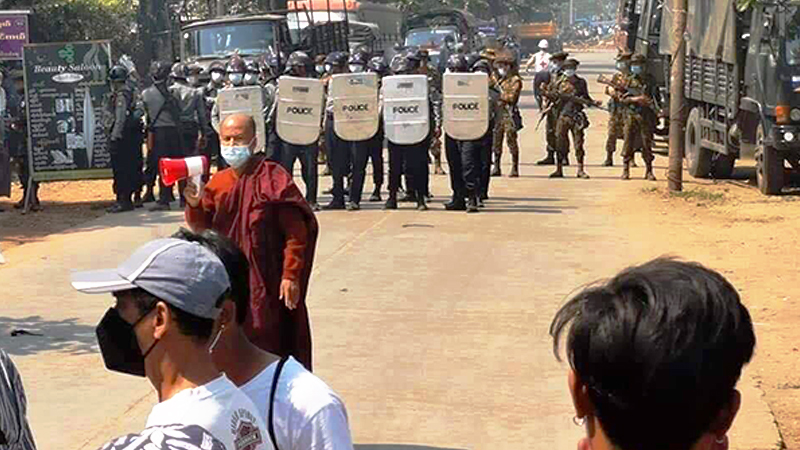 တိုက်ကြီးမြို့တွင် စစ်တပ်နှင့်ရဲက ဆန္ဒပြသူများကို ပစ်ခတ်ဖြိုခွင်းပြီး ရိုက်နှက်ဖမ်းဆီး