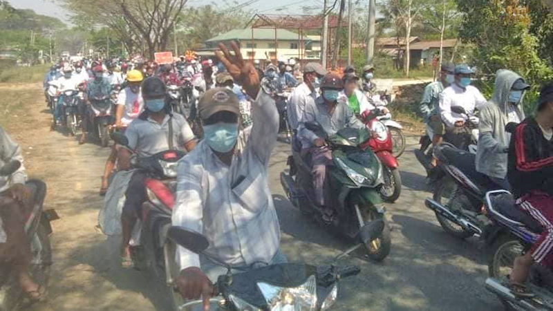 စစ်အာဏာရှင်ဆန့်ကျင်ရေး ဟင်္သာတပြည်သူ ၁ သိန်းဝန်းကျင် ဆက်လက်ဆန္ဒပြ