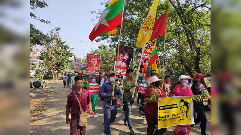 တောင်ကြီးတွင် ဆန္ဒပြပြည်သူများကို ရဲနှင့်စစ်တပ်က အကြမ်းဖက်ဖြိုခွင်း၊ လူငယ် ၂ ဦး ရာဘာကျည်ထိမှန်