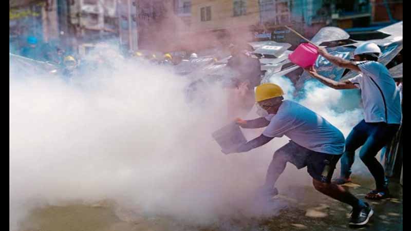 ရန်ကုန်မြို့အနှံ့ ပြည်သူများဆက်လက်ဆန္ဒပြ၊ ရဲနှင့်စစ်တပ်က အကြမ်းဖက်ဖြိုခွင်း ဖမ်းဆီး