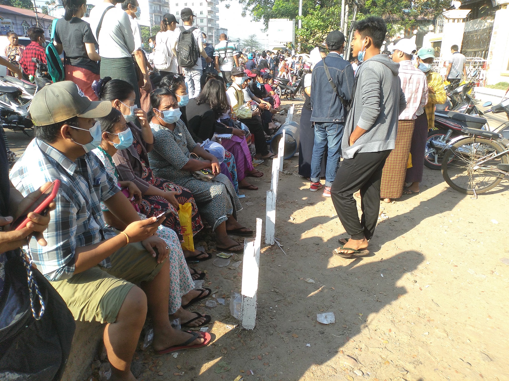 အင်းစိန်ထောင်ရှေ့ လာစောင့်နေသူများပြား၊ ဝန်ကြီးဦးနိုင်ငံလင်းနှင့် ဒေါ်မိုးမိုးစုကြည်တို့ ထောင်ထဲရောက်နေ