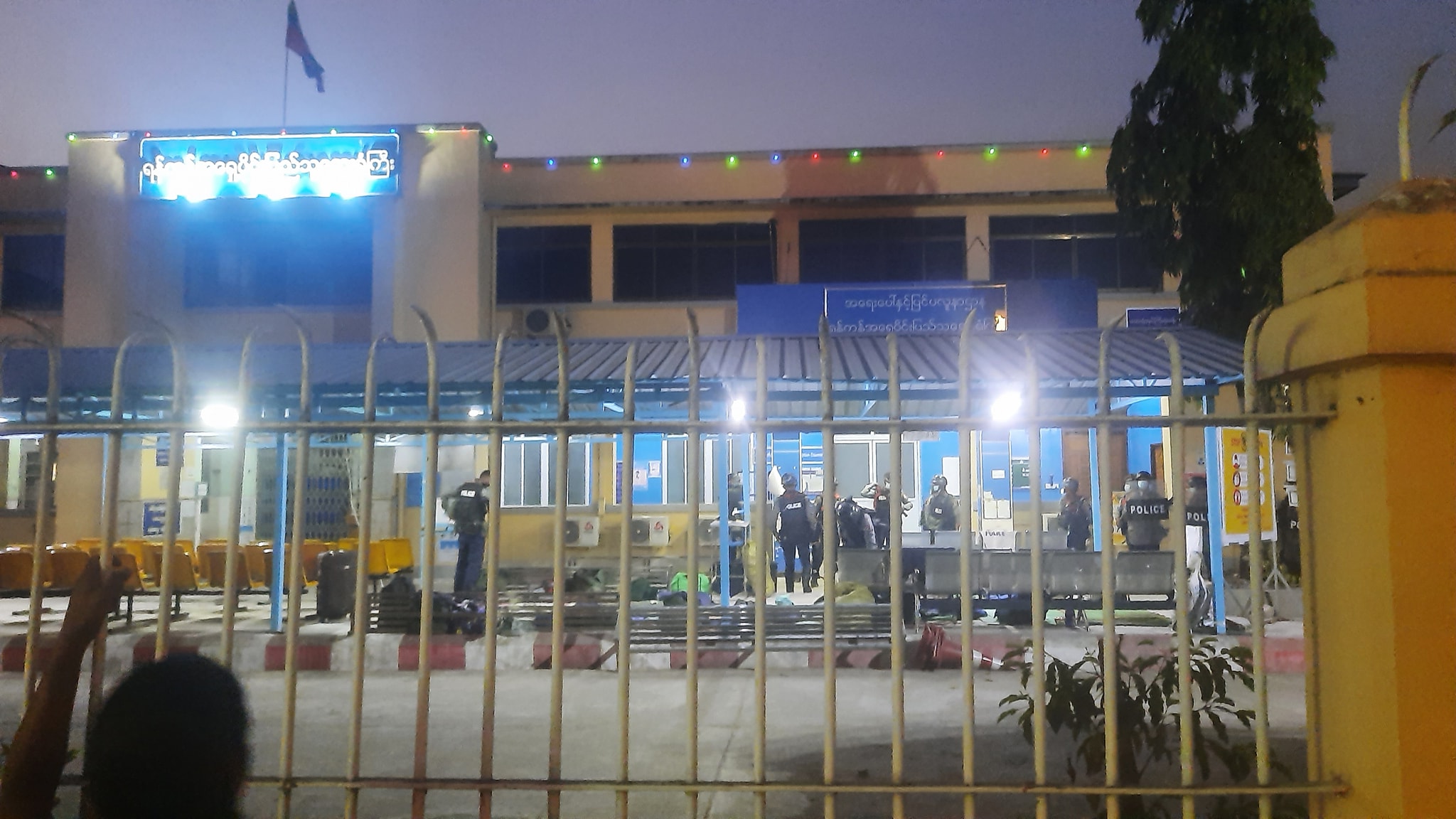 ရန်ကုန်ဆေးရုံများတွင် လက်နက်ကိုင်တပ်ဖွဲ့များ ဝင်ရောက်တပ်စွဲ