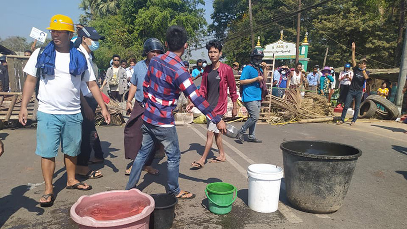 စစ်အာဏာရှင်ဆန့်ကျင်ရေး ပဲခူးအထွေထွေသပိတ်ကို မျက်ရည်ယိုဗုံးဖြင့် ပစ်ခတ်ဖြိုခွင်း