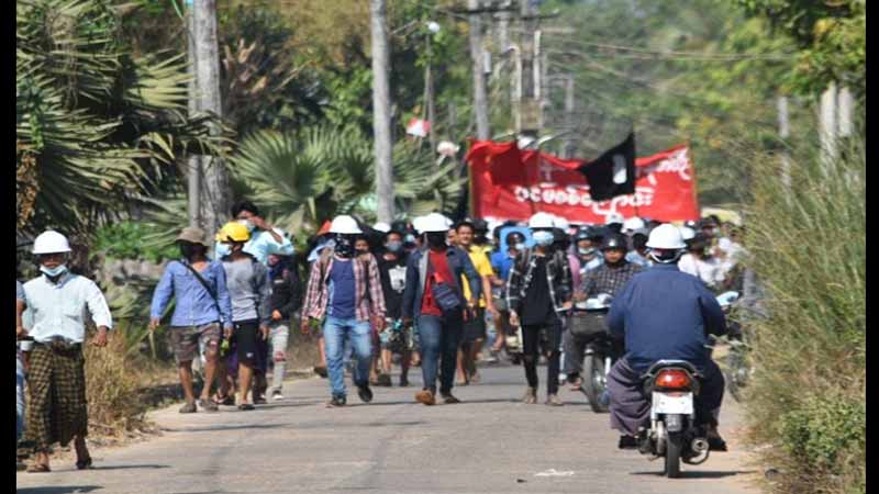 ပုသိမ်တွင် ရဲတပ်ဖွဲ့ကိုရှောင်ပြီး ပြည်သူများဆက်လက်ဆန္ဒပြ