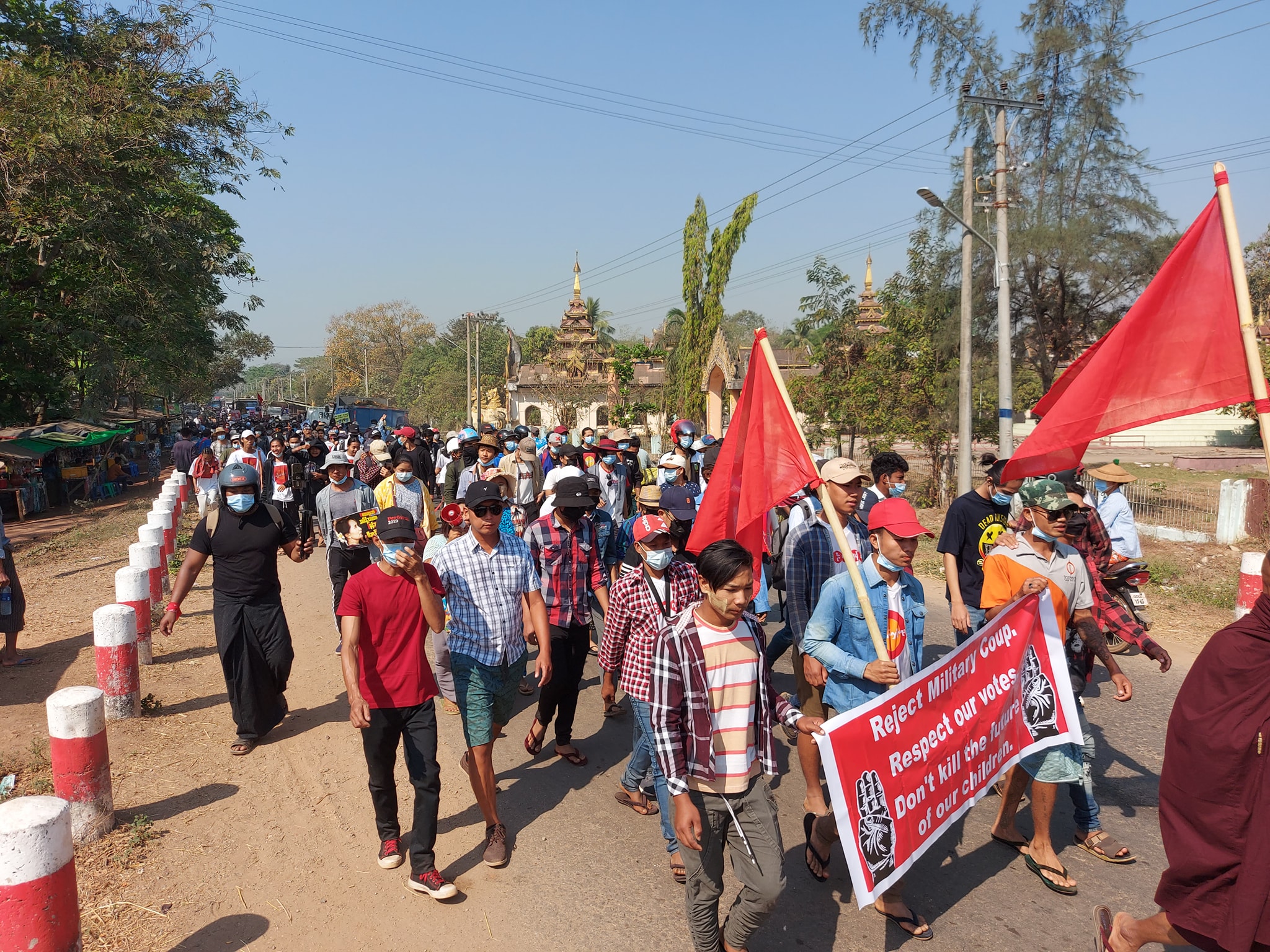 အကြမ်းဖက်ဖြိုခွဲမည်ဟု ကြေညာထားသော်လည်း ​ညောင်​လေးပင် ​ပြည်သူများ ဆက်လက်ဆန္ဒပြ