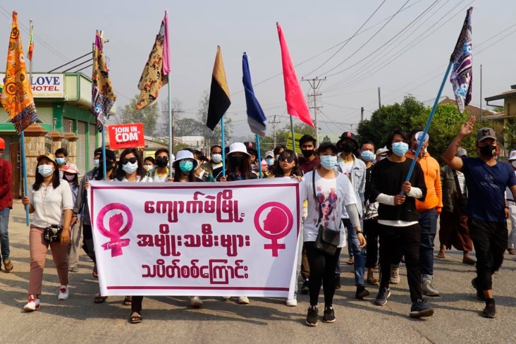စစ်အာဏာရှင်ကို ဆန့်ကျင်တော်လှန်သည့် ထဘီအလံထူအမျိုးသမီးစစ်ကြောင်းများ  (ဓာတ်ပုံ)