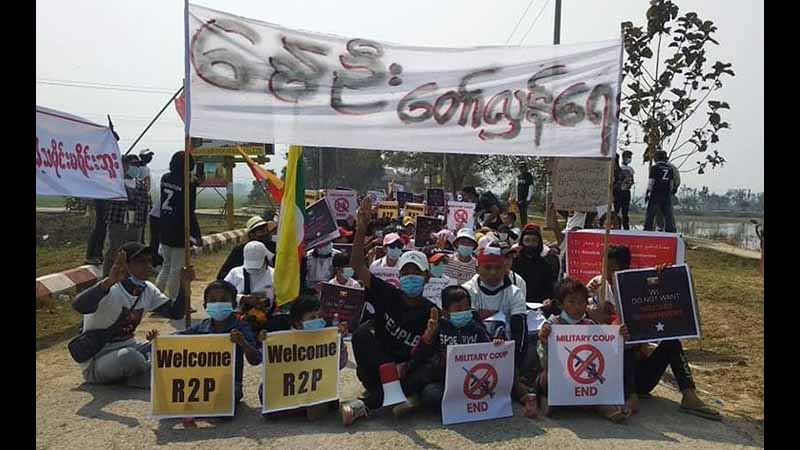 သိန်းနီမြို့တွင် ပန်းချီကမ်းပိန်း ရေးဆွဲပြီး စစ်အာဏာရှင်ကို ဆန့်ကျင်ဆန္ဒပြ