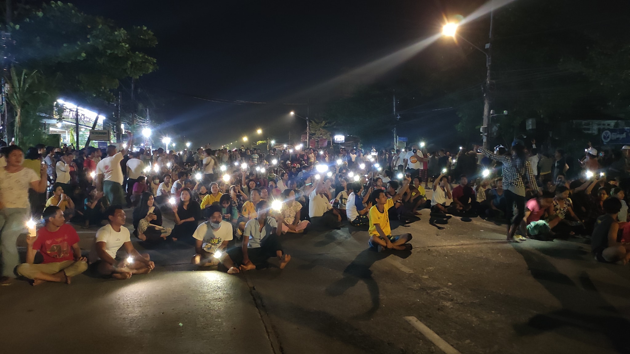 ရန်ကုန်မြို့နေရာအနှံ့အပြားတွင် ညဘက် ဆန္ဒထုတ်ဖော်