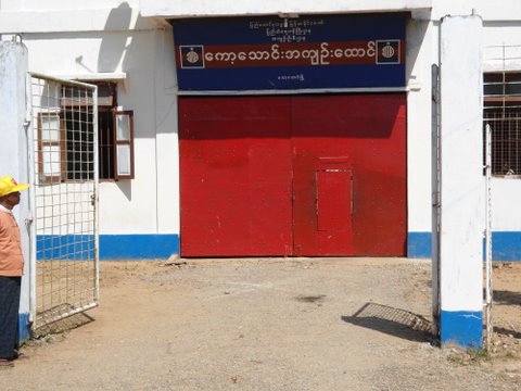 ေကာ့ေသာင္း ေထာင္မႉးနွင့္ ၀န္ထမ္းမ်ား လူ့အခြင့္အေရး ခ်ိုးေဖာက္ဟုဆုိ