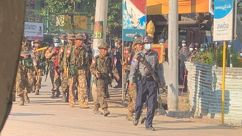 ညောင်လေးပင်မြို့ ဆန္ဒပြလူထုကို စစ်တပ်နှင့်ရဲက အ​ကြမ်းဖက်ပစ်ခတ်ဖြိုခွင်း