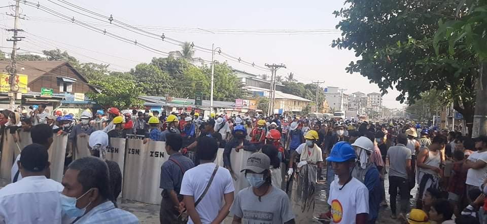 ရဲနှင့်စစ်တပ် ပြန်ထွက်သွားသဖြင့် အင်းစိန် ပေါက်တောဝလူငယ်များ လမ်းပေါ်ထွက် ဆက်လက် ဆန္ဒပြ