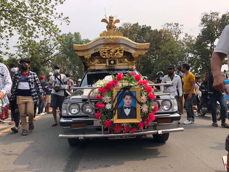 အာဇာနည် မောင်ဇင်မင်းထက် (ခ) ဖိုးလုံး၏ ဈာပန မြစ်ကြီးနားတမြို့လုံး ပို့ဆောင်