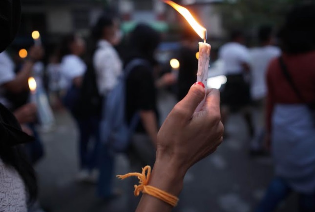 နွေဦးတော်လှန်ရေးတွင် ကျဆုံးသွားသော အာဇာနည်များအတွက် ဖယောင်းတိုင်မီးထွန်းဆုတောင်း