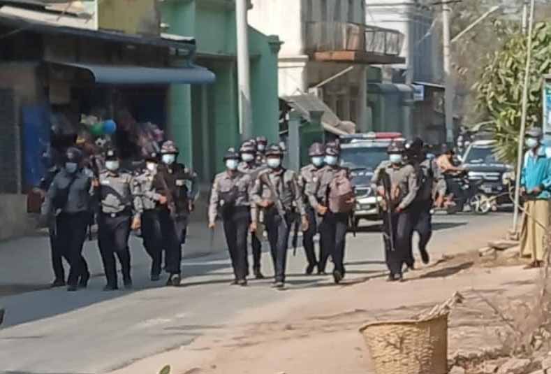 နွားထိုးကြီးမြို့၌ စစ်အာဏာရှင်ဆန့်ကျင်ရေးသပိတ်စစ်ကြောင်းကို ရဲက အင်အားသုံးဖြိုခွင်း