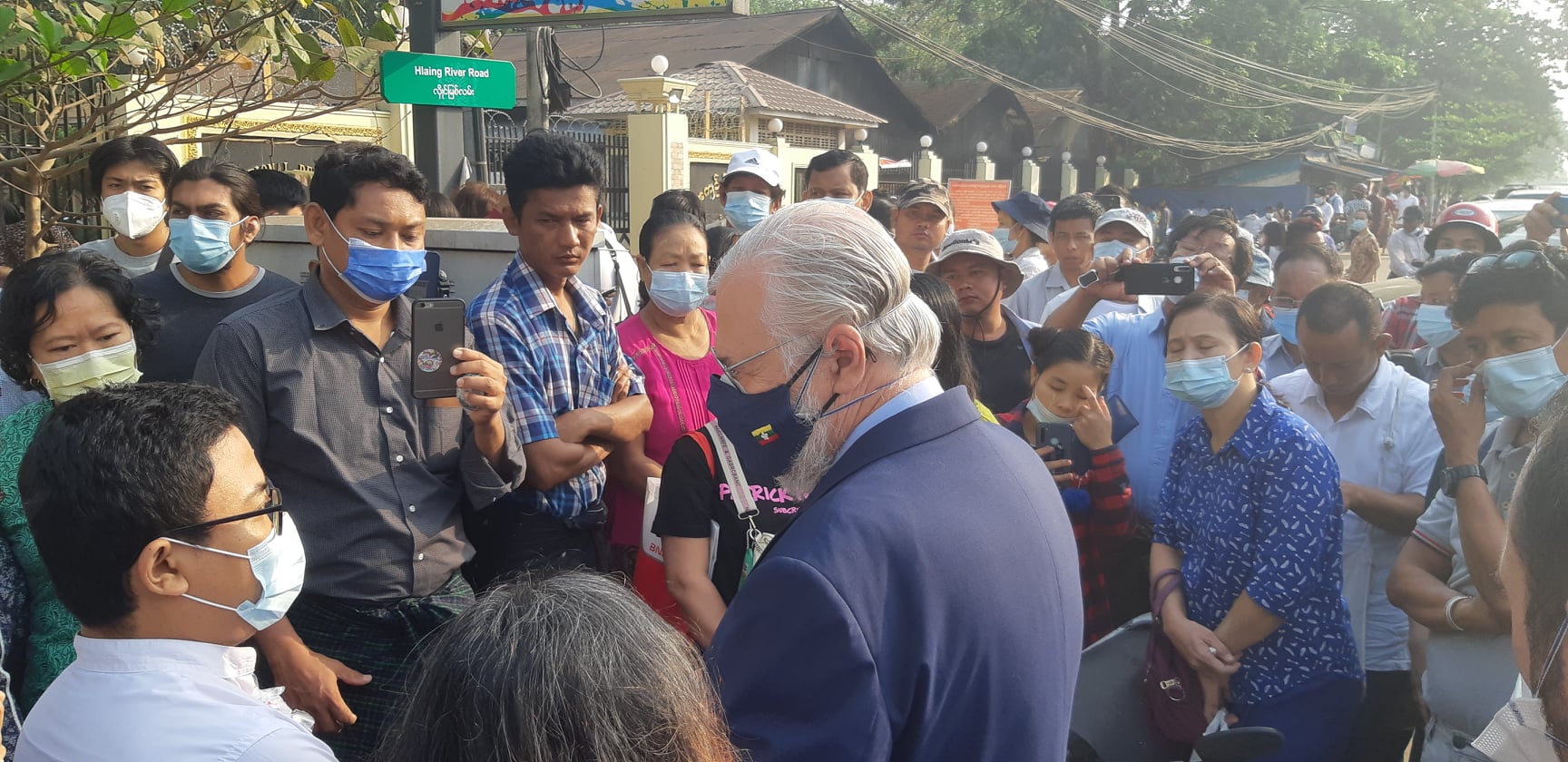 ပြင်သစ်သံအမတ်ကြီး အင်းစိန်ထောင်ရှေ့ သွားရောက်၊ နိုင်ကျဉ်းအားလုံး ပြန်လွှတ်ပေးရန်တောင်းဆို