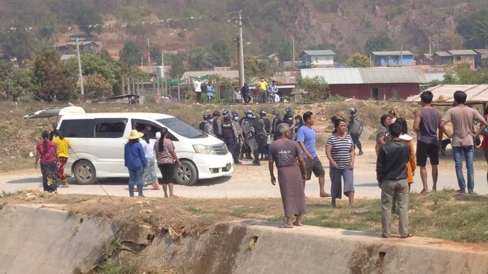 ကျောက်မဲသပိတ်စစ်ကြောင်း သေနတ်ပစ်ဖောက်ဖြိုခွဲခံရ လူအချို့ဖမ်းဆီးခေါ်ဆောင်သွား