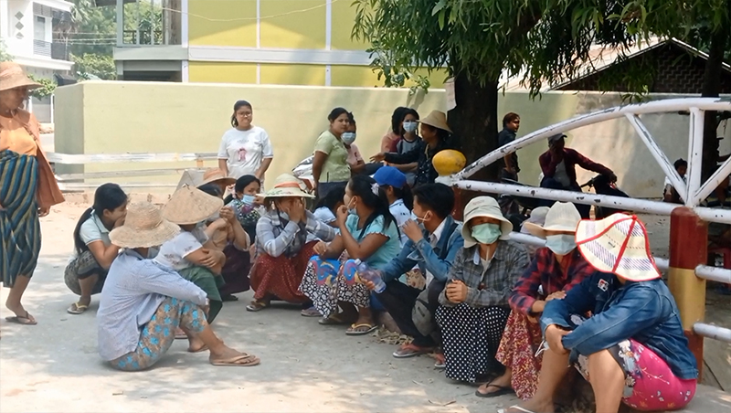 စဥ့်ကိုင်မြို့က လယ်လုပ်ရေတင်သူ ၅ ဦးကို မိဘများရှေ့ စစ်တပ်နှင့်ရဲက ရိုက်နှက်ဖမ်းဆီး