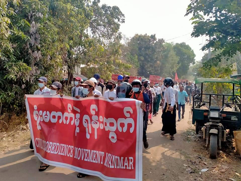 အုတ်ဖိုသပိတ်စစ်ကြောင်း စစ်တပ်နှင့်ရဲ အင်အားသုံးဖြိုခွင်း၊ ဆန္ဒပြသူ ၆ ဦးကို ဖမ်းဆီး