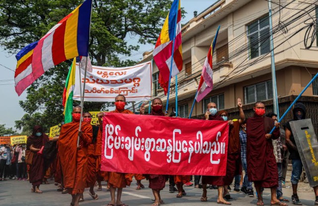 စစ်အာဏာရှင်အလိုမရှိကြောင်း မန္တလေးသံဃာနှင့် ပြည်သူ ငြိမ်းချမ်းစွာဆန္ဒပြ