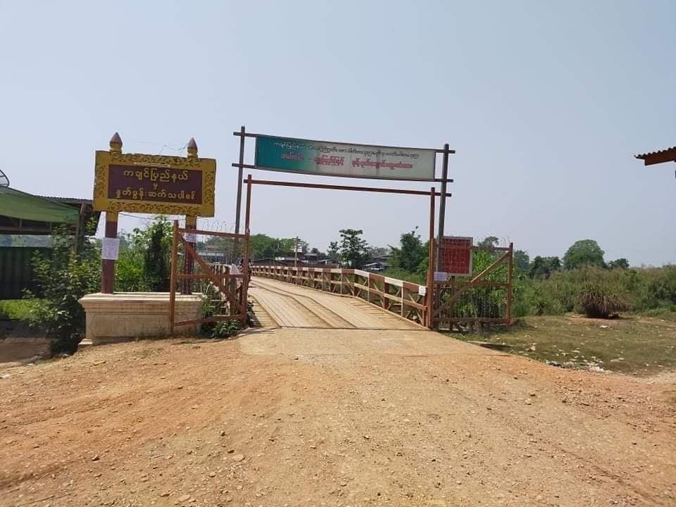 ဖားကန့်မြို့နယ် ဆယ်ဇင်းကျေးရွာအနီး တပ်မတော်စခန်း လက်နက်ကြီးပစ်ခတ်ခံရ