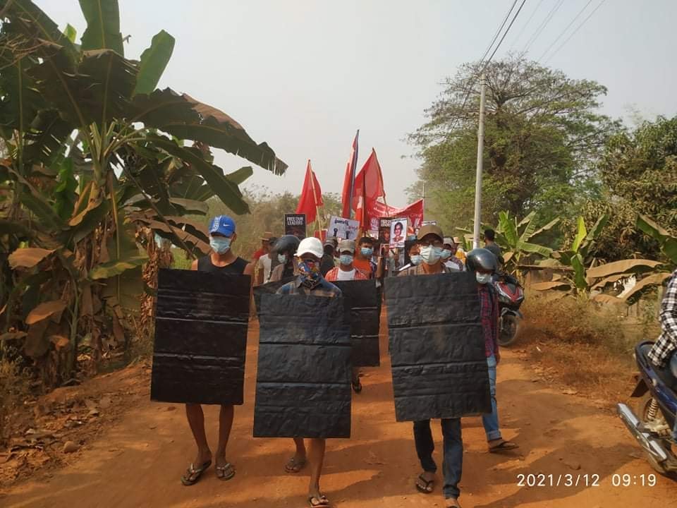 ပစ်ခတ်ဖြိုခွင်းမှုများ ရှိသော်လည်း ညောင်​လေးပင်တွင် ပြောက်ကျားစနစ်ဖြင့် ဆက်လက်ဆန္ဒပြ