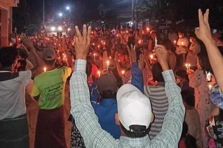 ပုသိမ်တွင်  ငြိမ်းချမ်းစွာဆန္ဒထုတ်ဖော်သည့်     ညသပိတ်ကို အကြမ်းဖက်ပစ်ခတ်လူစုခွဲ
