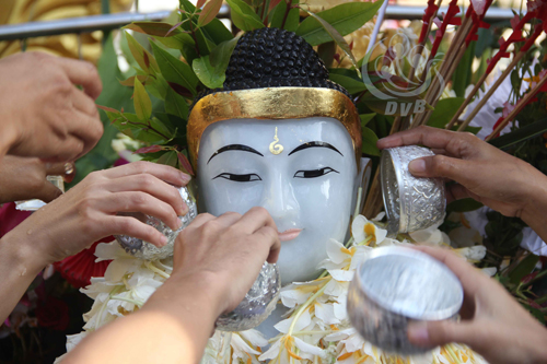 သီတင္းကၽြတ္လျပည့္ေန့ ေ႐ြွႊတိဂုံဘုရား (ဓာတ္ပုံ)