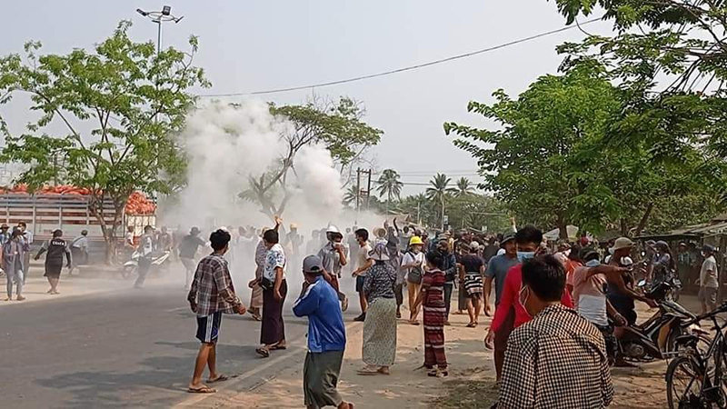 ကွမ်းခြံကုန်း ဆန္ဒပြလူထုကို ရဲနှင့်စစ်တပ်က အကြမ်းဖက်ဖြိုခွင်း