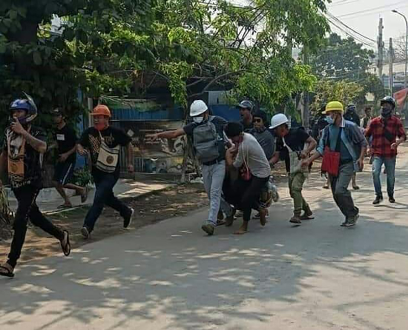 “ပြေးသံလွှားသံတွေ၊ အားလို့အော်သံတွေ၊ ဒီမှာထိပြီ၊ ဟိုမှာလည်း တယောက်နဲ့ မြင်မကောင်းဘူး။”