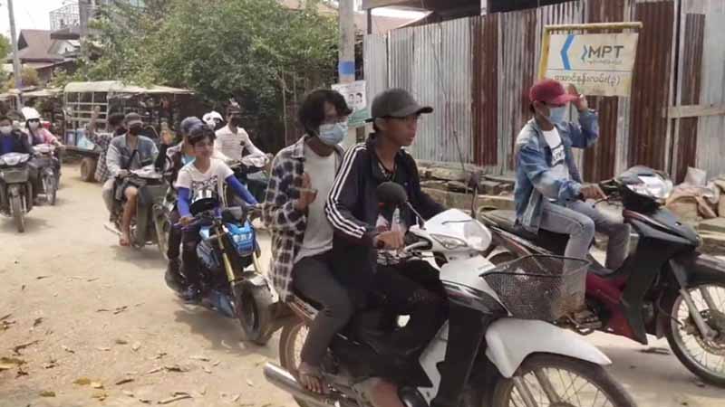 ဘားအံသပိတ်စစ်ကြောင်း အကျဉ်းထောင်ရှေ့နှင့်မြို့တွင်း ဆိုင်ကယ်ဖြင့် လှည့်လည်ဆန္ဒပြ