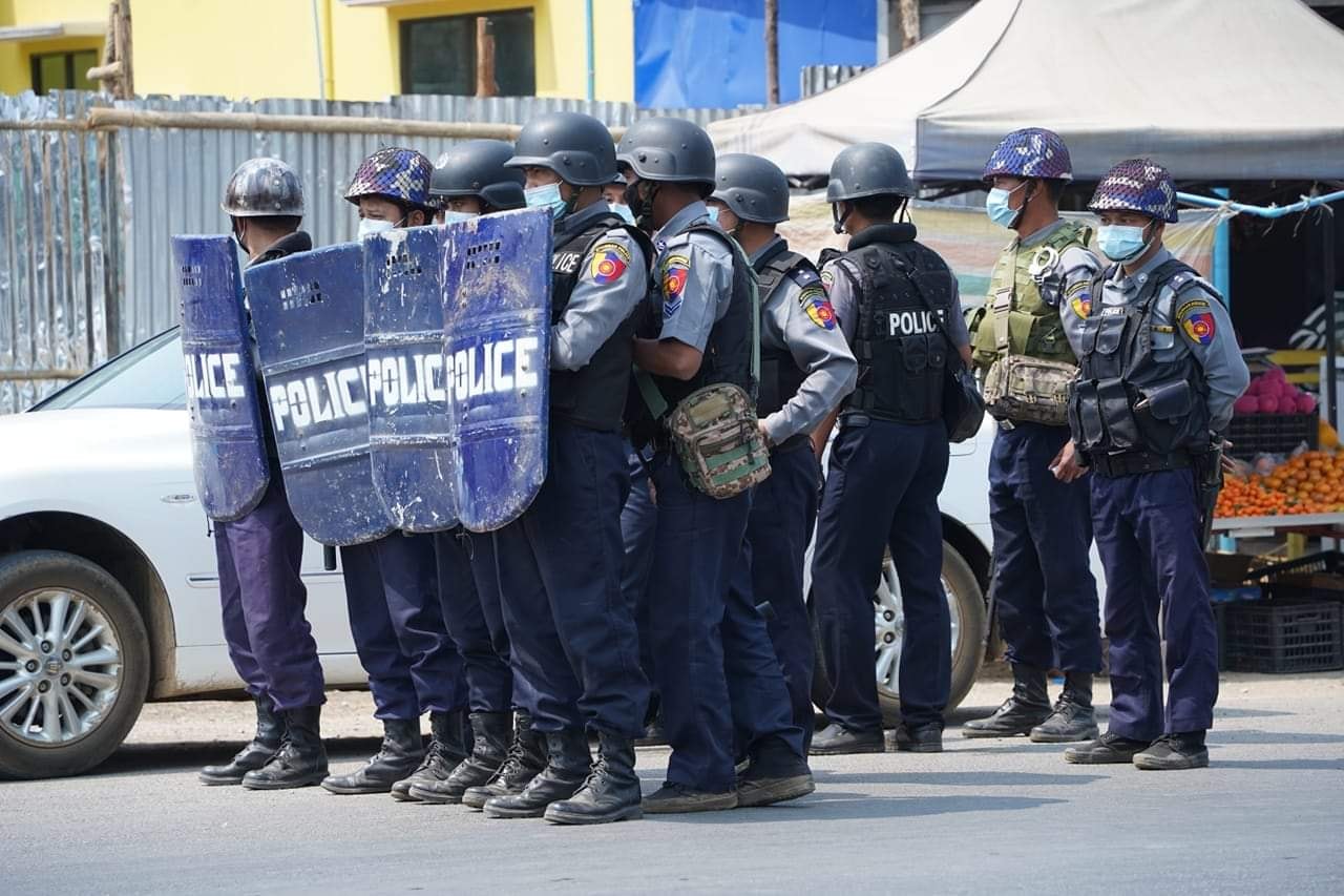 ကွတ်ခိုင်မြို့တွင် စစ်အာဏာရှင် ကျဆုံးရေး ဆန္ဒပြသူတွေကို ရဲနှင့်တပ်က အင်အားသုံး ဖြိုခွင်း
