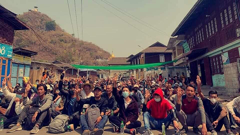 ပစ်ခတ်မှုများကြားက မိုးကုတ်တွင် ထိုင်သပိတ်နှင့် ပြောက်ကျားသပိတ် ဆက်လက်ပြုလုပ်