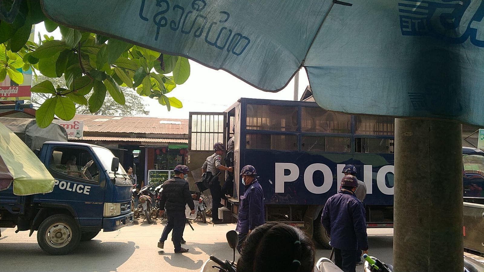 မိုးညှင်းမြို့တွင် ဆန္ဒပြပြည်သူ ၃ ဦးကို အကြမ်းဖက်ရဲတပ်ဖွဲ့က ဖမ်းဆီး