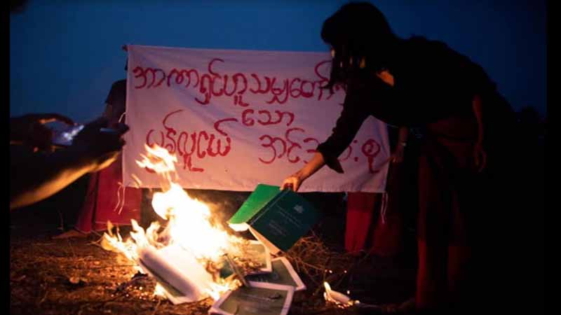 ဖွဲ့စည်းပုံအခြေခံဥပဒေ ဖျက်သိမ်းပေးရန် မွန်လူငယ်များ မီးရှို့ဆန္ဒထုတ်ဖော်