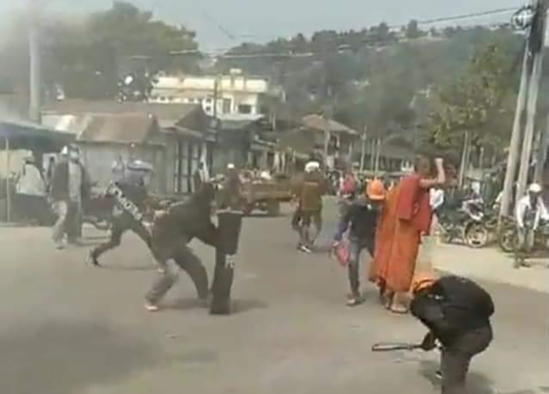 မိုးကုတ်ရေပူဆရာတော်ကို အကြမ်းဖက်ရဲနှင့်စစ်တပ်က လူဝတ်လဲအကျဉ်းချပြီး ပုဒ်မတခုထပ်တိုး