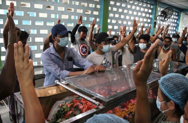 တာမွေ၊ ကျောက်မြောင်း၌ ကျဆုံးသွားသည့်    ကိုသက်ပိုင်စိုး၏ ရုပ်အလောင်းကို စစ်တပ်က လိုက်ရှာနေသဖြင့် ချက်ခြင်း သင်္ဂြိုဟ်