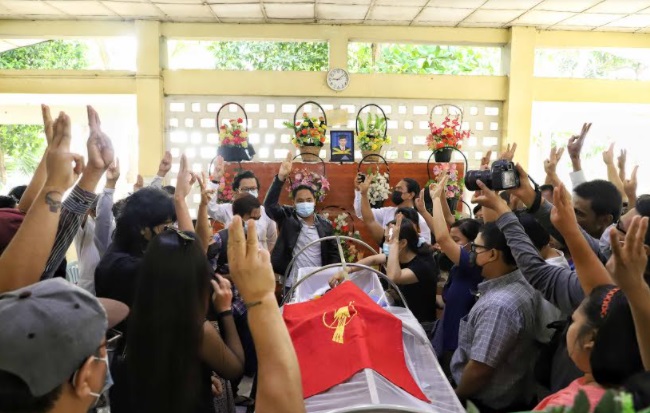 အကြမ်းဖက်စစ်အုပ်စုက ဖမ်းဆီးသတ်ဖြတ်ခဲ့သည့် အင်ဂျင်နီယာကျောင်းသား ကိုမျိုးမြင့်အောင်၏ ဈာပနကျင်းပ