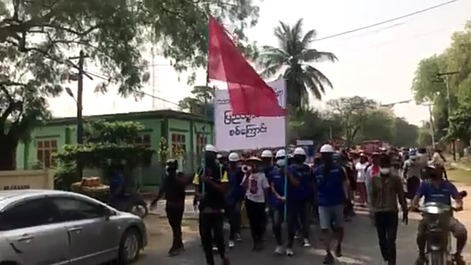 သာစည်တွင် CDM မလုပ်ဘဲ ရုံးခိုးတက်နေသည့် ပညာရေးဝန်ထမ်းအချို့အား သံချပ်များဖြင့် နိုးဆော် ဆန္ဒပြ