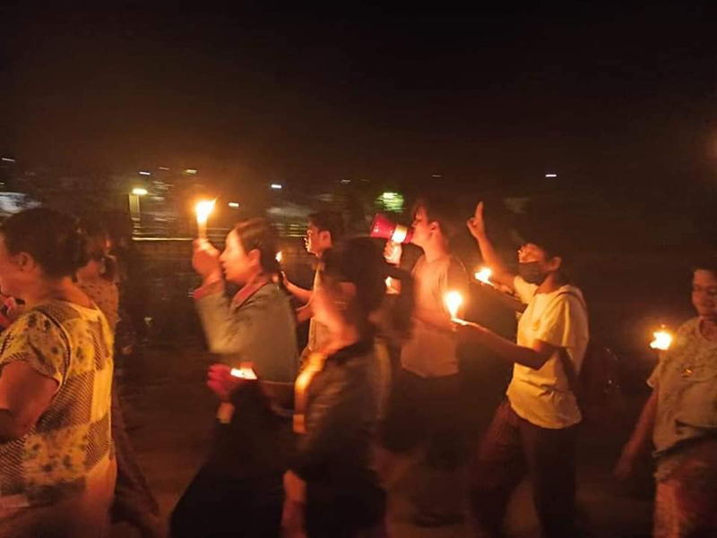 စစ်အာဏာရှင်ဆန့်ကျင်ရေး ဟုမ္မလင်းညသပိတ်ကို အကြမ်းဖက်စစ်အုပ်စုက သေနတ်ပစ်ဖောက် လူစုခွဲ