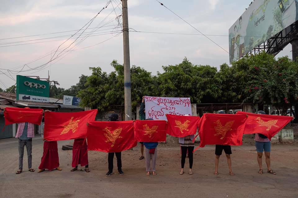 အကြမ်းဖက်စစ်ကောင်စီကို မွန်လူငယ်‌များ ပြောက်ကျားစနစ်ဖြင့် ဆန္ဒထုတ်ဖော်