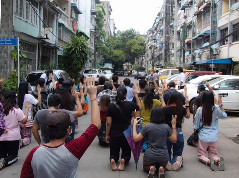 “ကျောင်းသားတွေ၊ ပြည်သူတွေ ဝန်ထမ်းတွေရဲ့အသက်ကိုပြန်ကြည့်ပေးကြပါ၊ သွေးမအေးကြပါနဲ့”