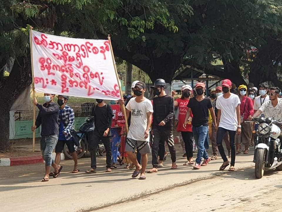 ရေးမြို့တွင် အကြမ်းဖက်စစ်အုပ်စု ဖမ်းဆီးသွားသူများနှင့် တွေ့ခွင့်မရသဖြင့် မိသားစုဝင်များစိုးရိမ်