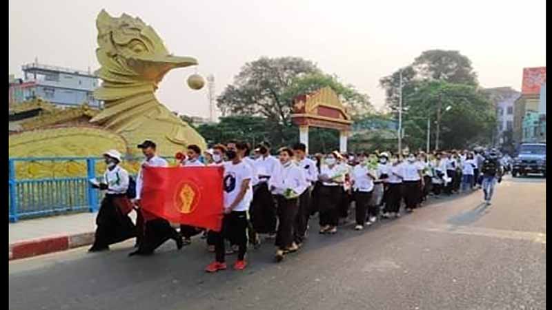 မိတ္ထီလာ၌ ယောဂီ ၈၀၀ ခန့်က အရုဏ်ဦးသပိတ်ပြုလုပ် မေတ္တာပို့