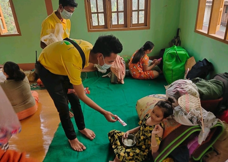 သီပေါမြို့ရောက် စစ်ဘေးရှောင်များကို ငွေနှင့်စားသောက်ကုန်များလှူဒါန်း