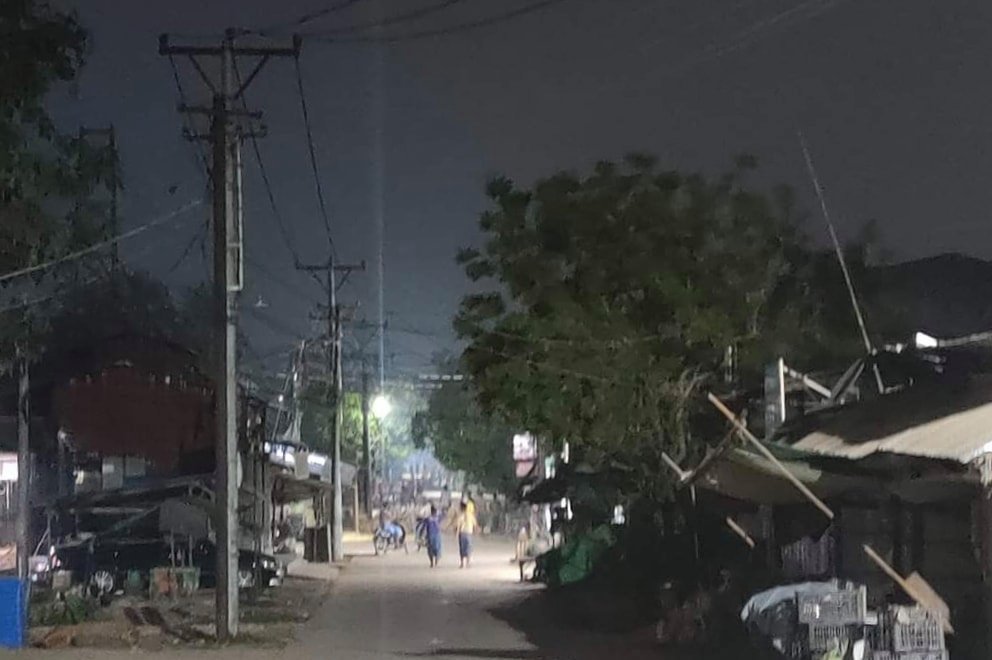 ပုသိမ်မြို့၌ ပြည်သူက လေးခွဖြင့် ဝိုင်းပစ်သဖြင့် ရဲက သေနတ်ဖောက်ထွက်ပြေး