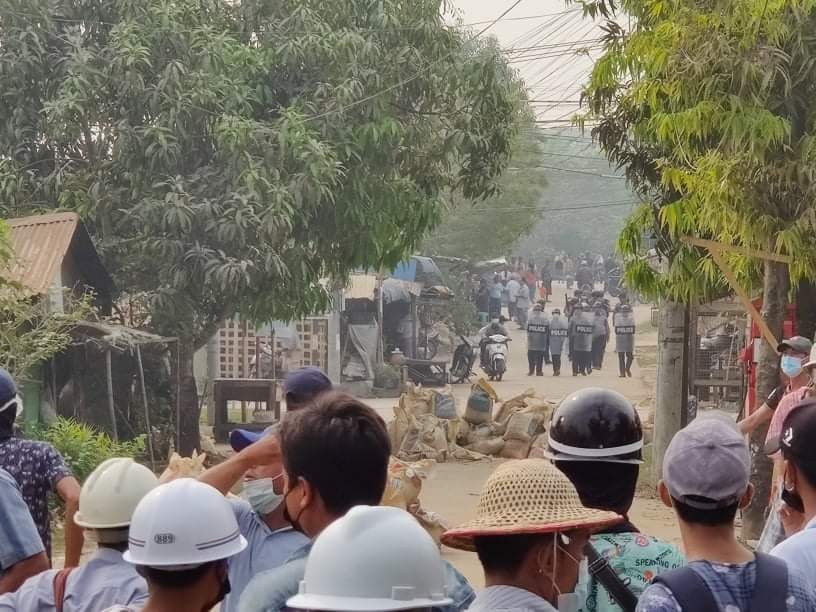 ပုသိမ် ရာမညရပ်ကွက်ထဲ အကြမ်းဖက်စစ်အုပ်စုက သေနတ်ဖြင့်လိုက်ပစ်နေ
