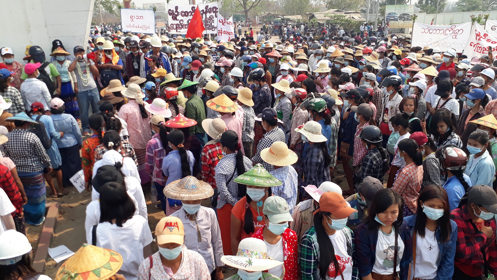 ယင်းမာပင်နှင့် ဆားလင်းကြီးပူး​ပေါင်းသပိတ်ကို ပစ်ခတ်ဖြိုခွင်း၊ ပြည်သူ ၁ ဦးကျဆုံး ၃ ဦးဒဏ်ရာရ